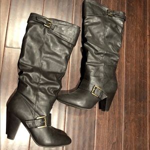💋5/$25💋Brown heeled boots size 9